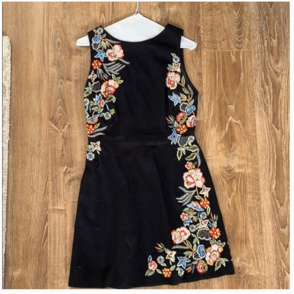 Alice + Olivia Dresses & Skirts - ALICE & OLIVIA FLORAL EMBROIDERD DRESS